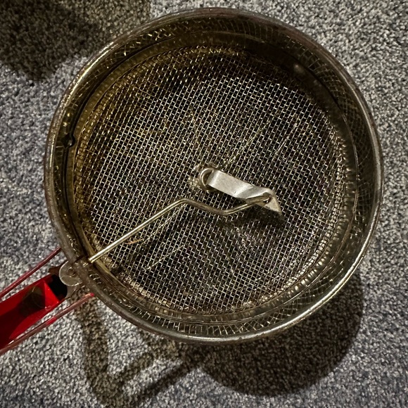 ✨ Vintage Androck Hand-i-Sift Flour Sifter 1950s Kitchen Tin Red Handle Retro - Picture 2 of 5